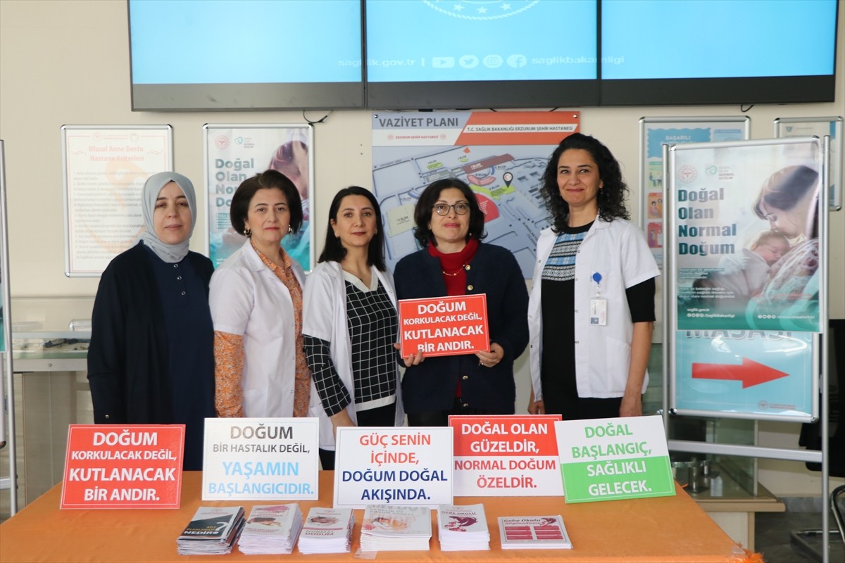 Erzurum Şehir Hastanesinde ebe ve kadın doğum doktorları, anne adayları ve hasta yakınlarını...
