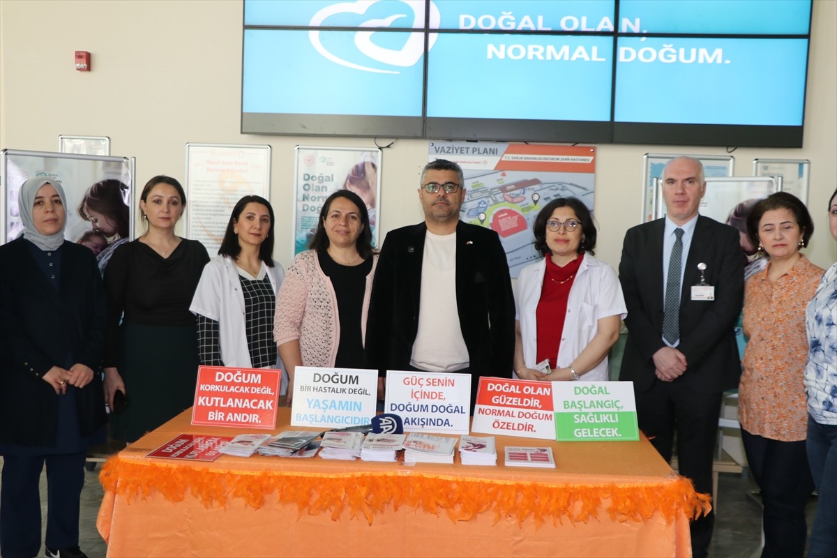 Erzurum Şehir Hastanesinde ebe ve kadın doğum doktorları, anne adayları ve hasta yakınlarını...