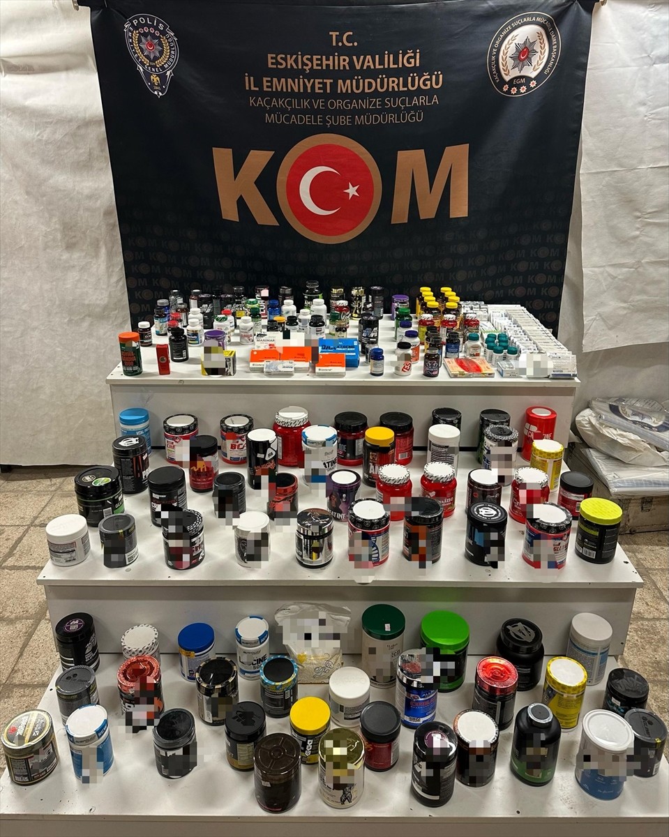 Eskişehir'de, kaçak ürünleri piyasaya sürmeye çalıştığı öne sürülen 4 kişi gözaltına alındı....