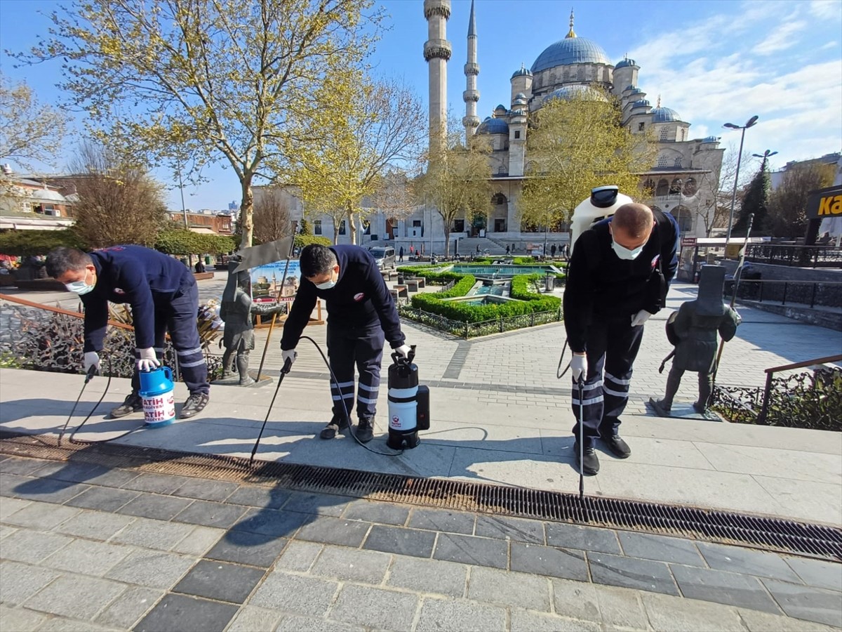 Fatih Belediyesi ekipleri, tarihi Mısır Çarşısı ve çevresinde haşereyle mücadele amacıyla ilaçlama...