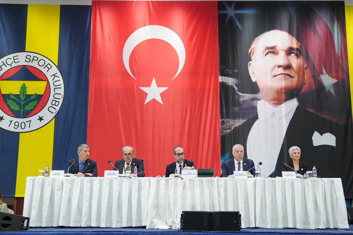 Fenerbahçe Kulübü Yüksek Divan Kurulu (YDK) toplantısı başladı. Kalamış'ta bulunan Fenerbahçe...