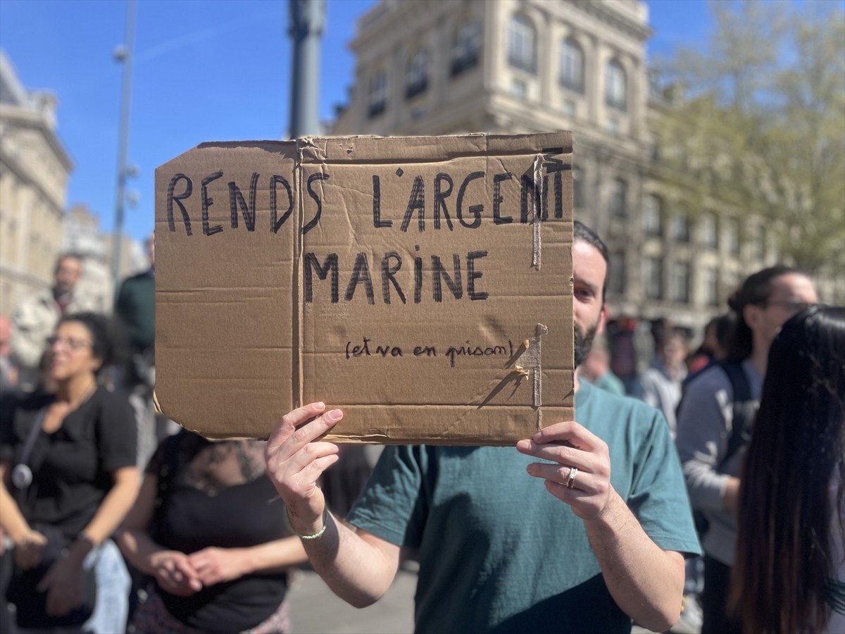 Fransa'nın başkenti Paris'te, aşırı sağa karşı gösteri gerçekleştirildi. Aşırı solcu Boyun Eğmeyen...