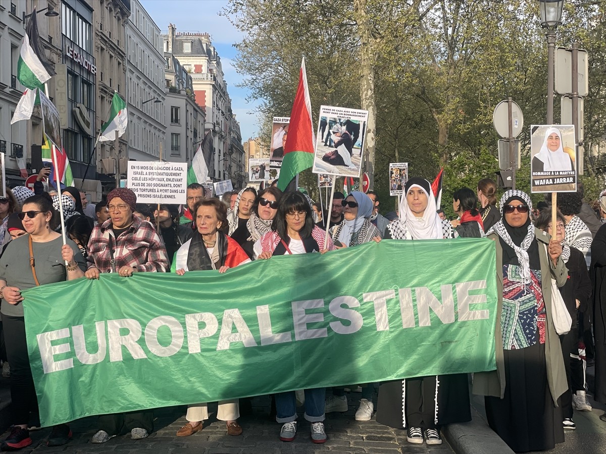 Fransa'nın başkenti Paris'te Filistin destekçileri, Barbes-Rochechouart metro durağı yakınlarında...