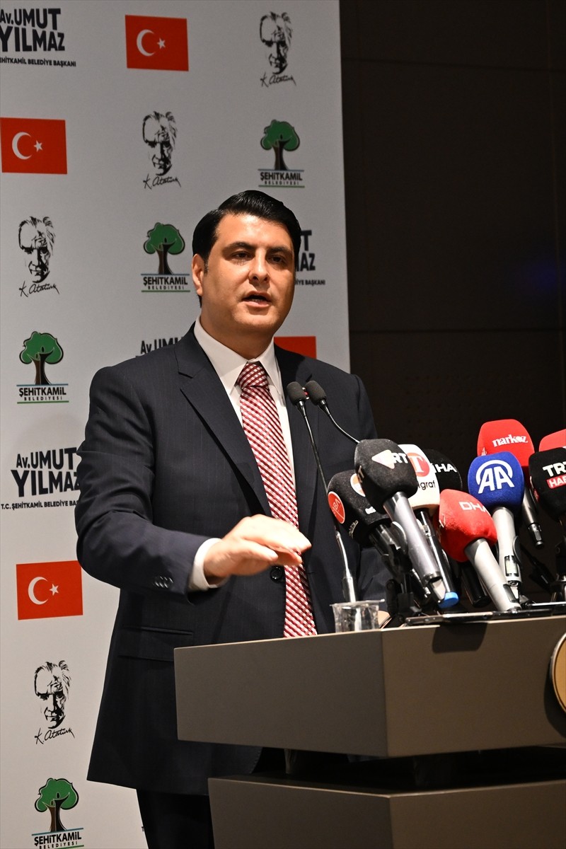 Gaziantep Şehitkamil Belediye Başkanı Umut Yılmaz (sağda), Şehitkamil Sanat Merkezi'nde basın...