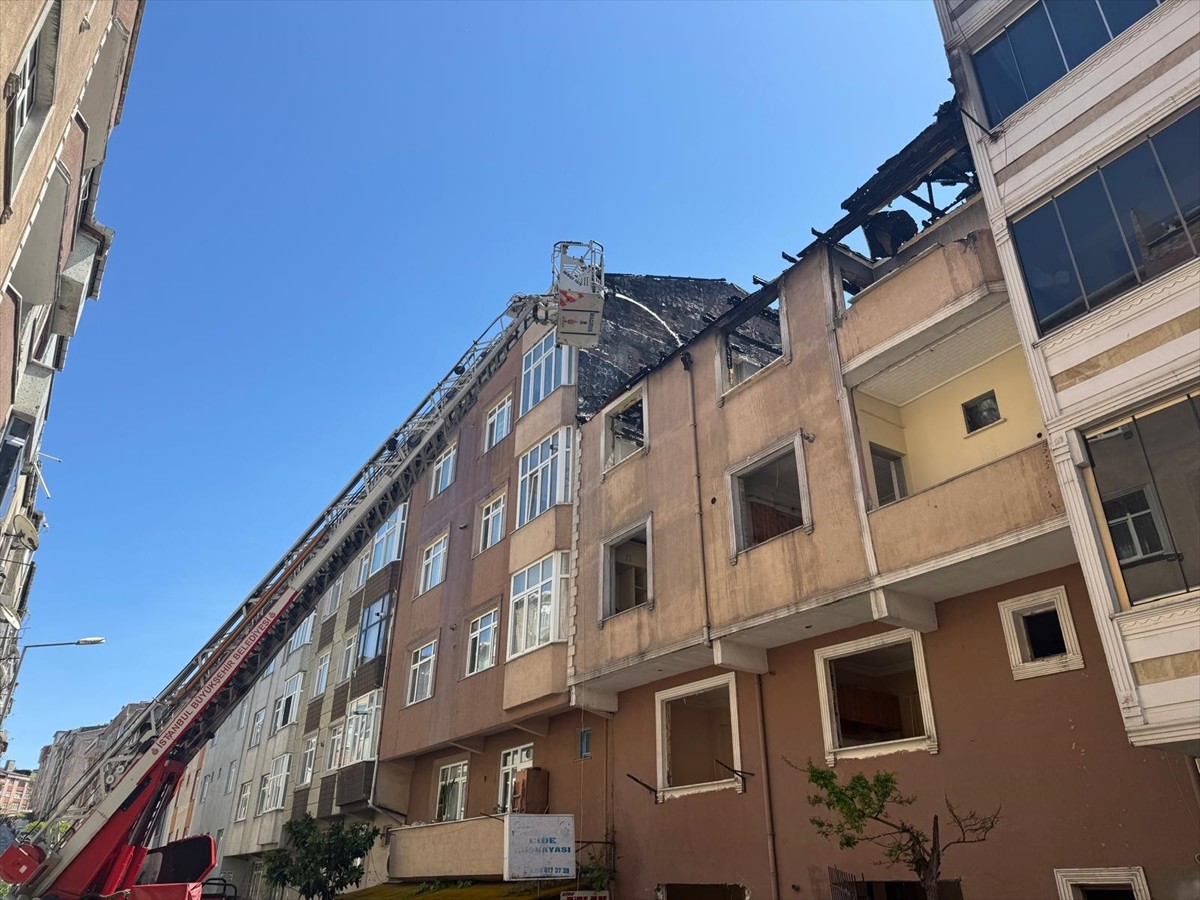Gaziosmanpaşa'da, 4 katlı metruk binada çıkan yangın itfaiye ekiplerince söndürüldü.