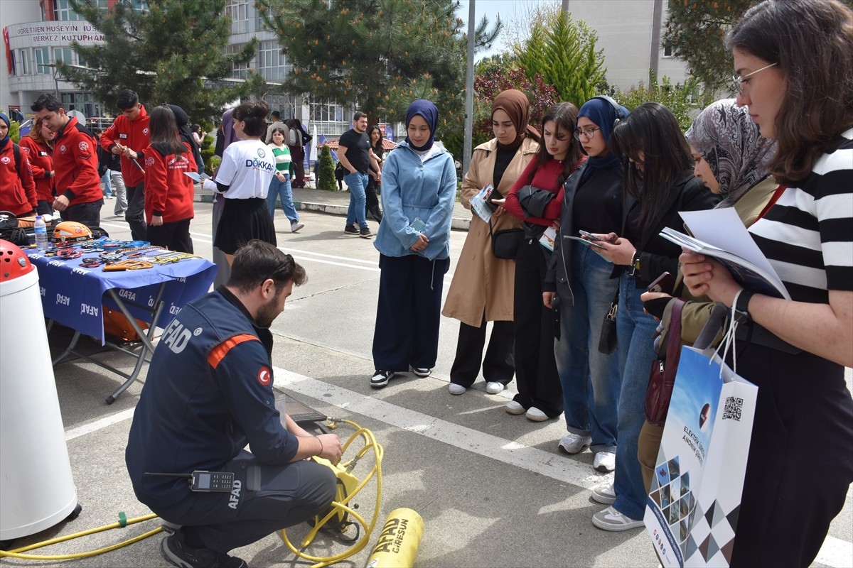 Giresun Üniversitesinin ev sahipliğinde düzenlenen "Doğu Karadeniz Kariyer Fuarı" (DOKKAF'25)...