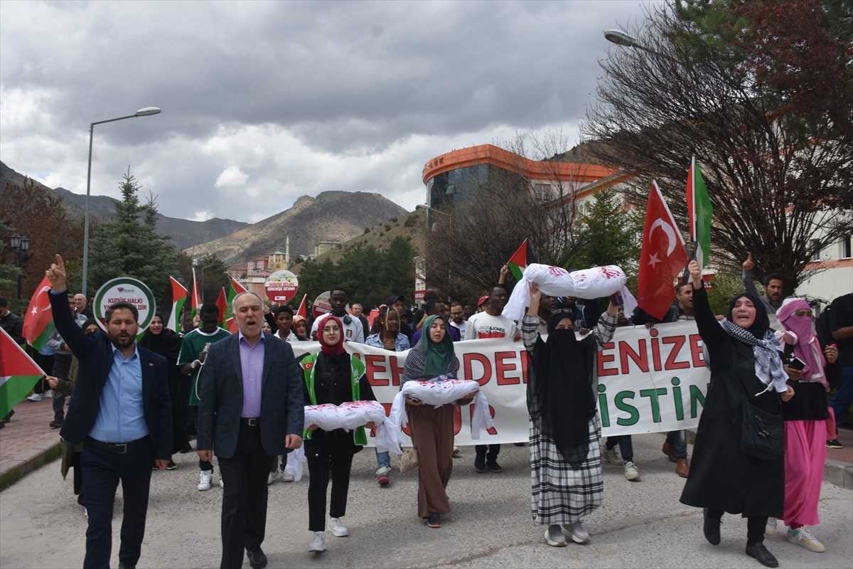Gümüşhane'de üniversite öğrencileri, İsrail'in Gazze'ye yönelik saldırılarını protesto etti....