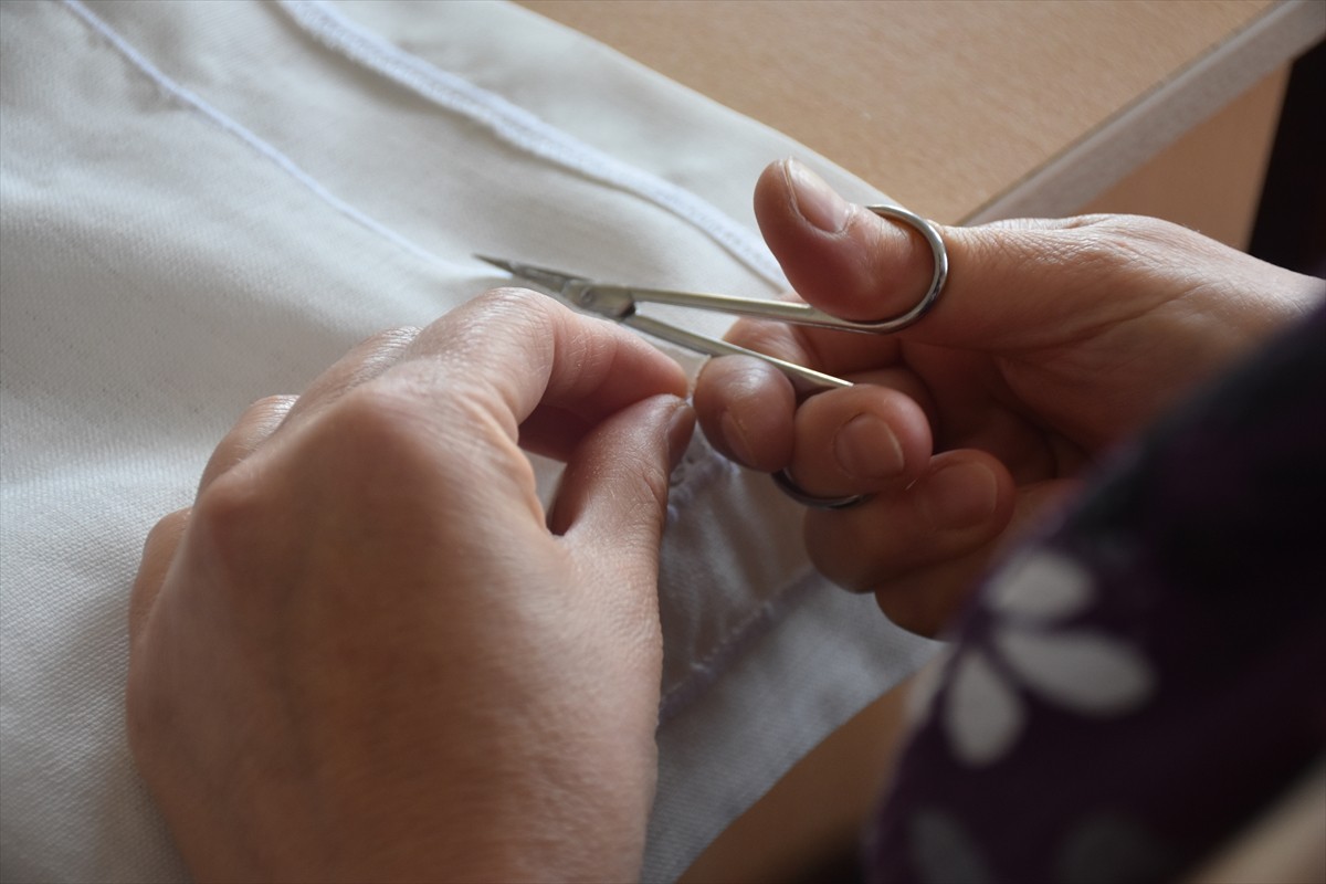 Gümüşhane'nin Kelkit ilçesinde sandıklarda saklanan çeyizler, Halk Eğitim Merkezi'ndeki kurslarda...