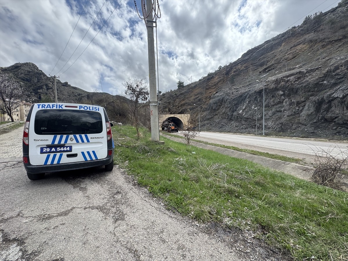 Gümüşhane Hacıemin 3 Tüneli-Trabzon istikameti heyelan nedeniyle iki yönde ulaşıma kapandı.