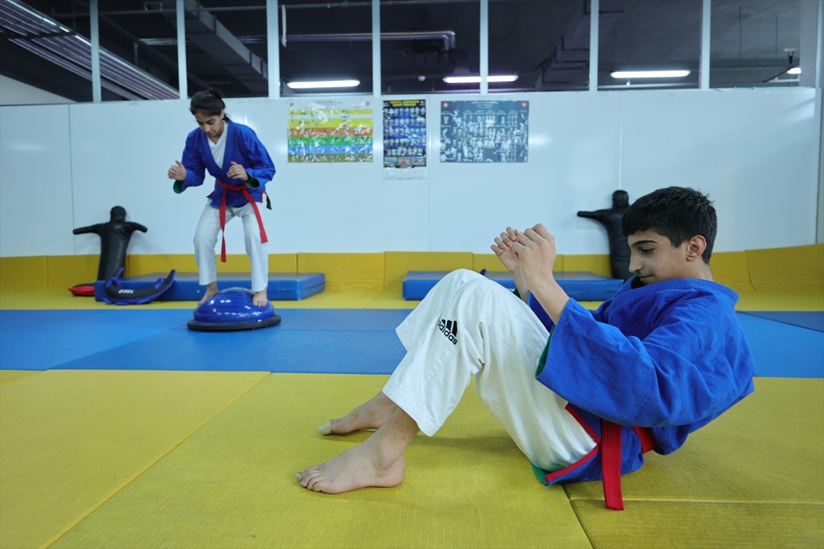 Gürcistan'da düzenlenen Avrupa Kuraş Şampiyonası'nda altın madalya kazanan Hakkarili kuraşçı...