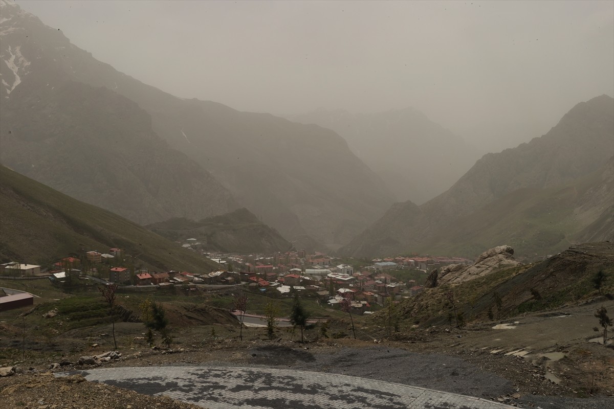 Hakkari'de etkili olan toz taşınımı hayatı olumsuz etkiliyor. Kentte sabah saatlerinde başlayan...