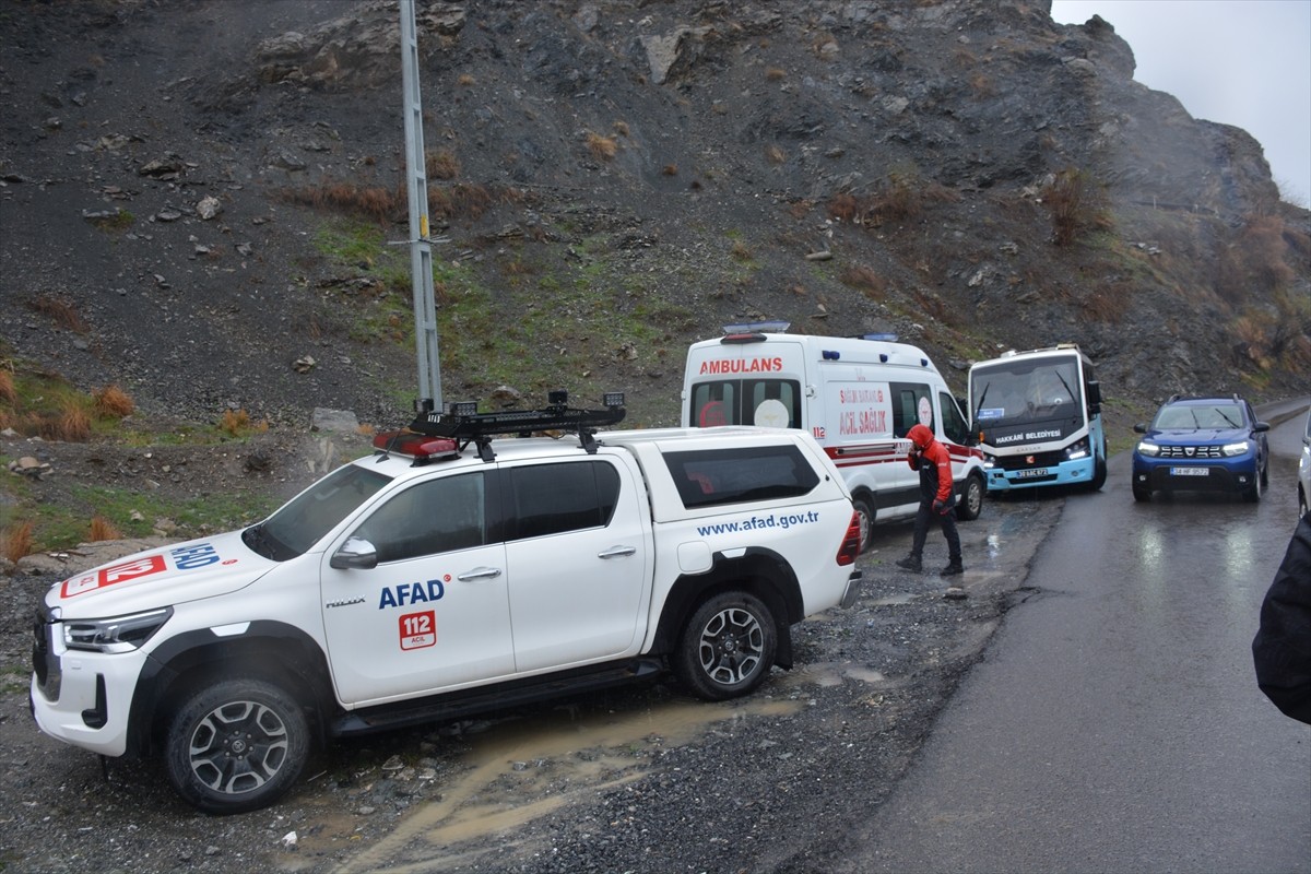 Hakkari'de kaybolan 60 yaşındaki kadın için Katramas Deresi ve çevresinde arama çalışmaları...