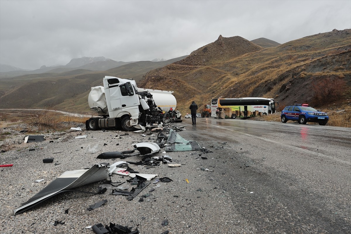 Hakkari'de otobüs ile yakıt tankerinin çarpışması sonucu 2'si ağır 8 kişi yaralandı.