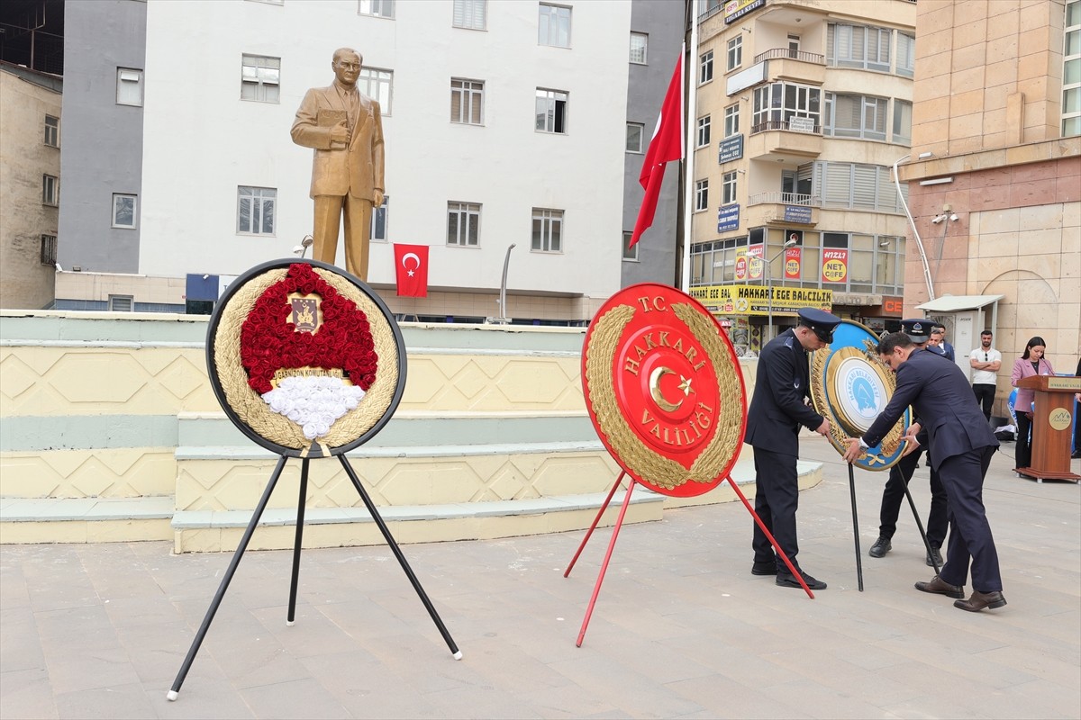 Hakkari'nin düşman işgalinden kurtuluşunun 107. yıl dönümü törenle kutlandı. Valilik binası önünde...
