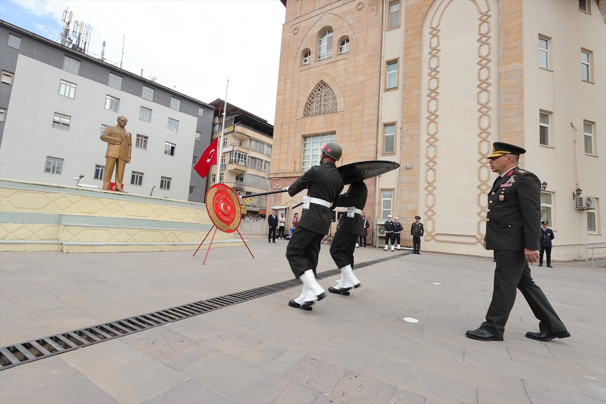 Hakkari'nin düşman işgalinden kurtuluşunun 107. yıl dönümü törenle kutlandı. Valilik binası önünde...
