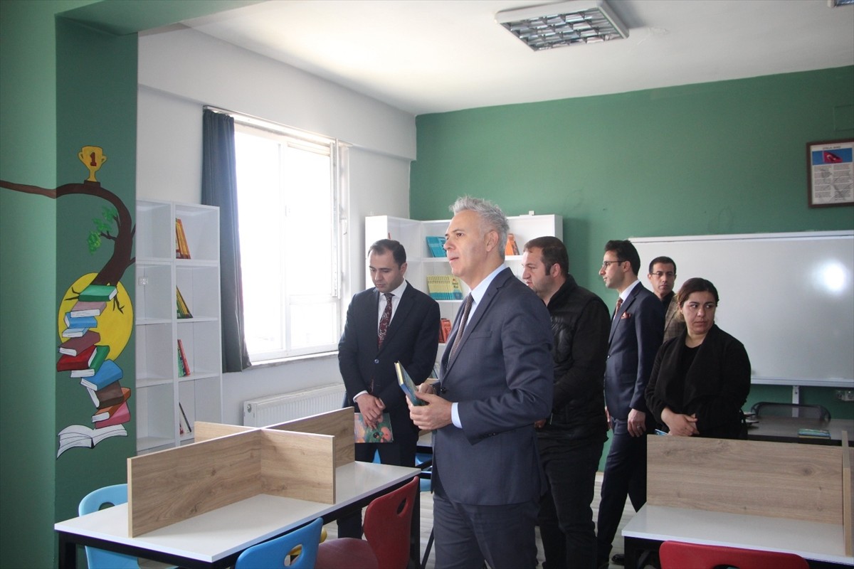 Hakkari'nin Yüksekova ilçesinde sahipsiz köpeklerin saldırısında hayatını kaybeden 12 yaşındaki...