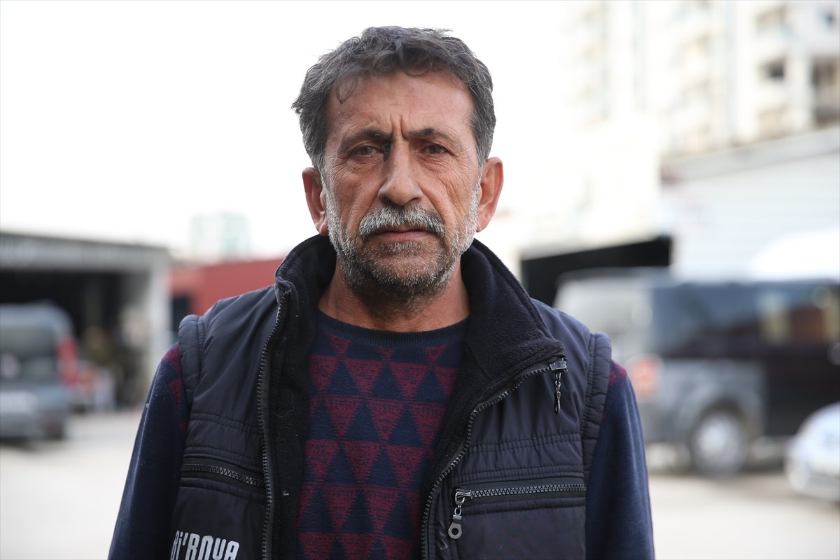 Hatay'da 6 Şubat 2023'teki depremde evi ve iş yeri hasar gören oto kılıfı döşeme ustası Rasim...