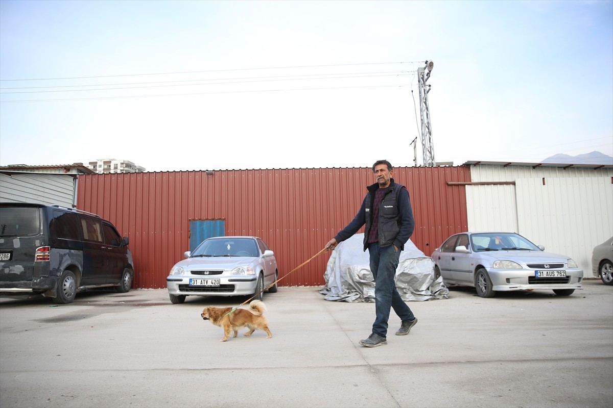 Hatay'da 6 Şubat 2023'teki depremde evi ve iş yeri hasar gören oto kılıfı döşeme ustası Rasim...