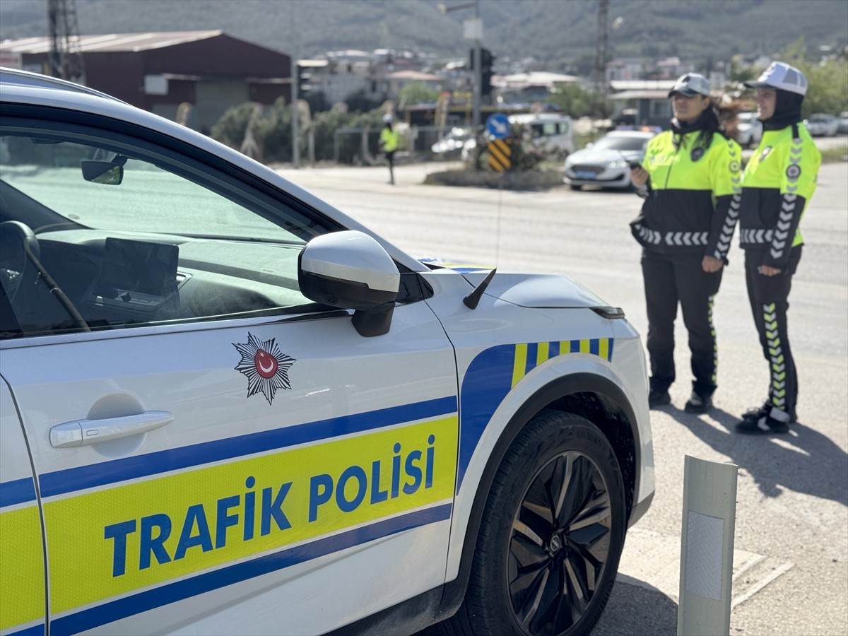 Hatay'da trafik polisleri Kadriye Sarışık, Fatma Özüdoğru ve Sema Erkan Akarsu, 6 Şubat 2023'teki...