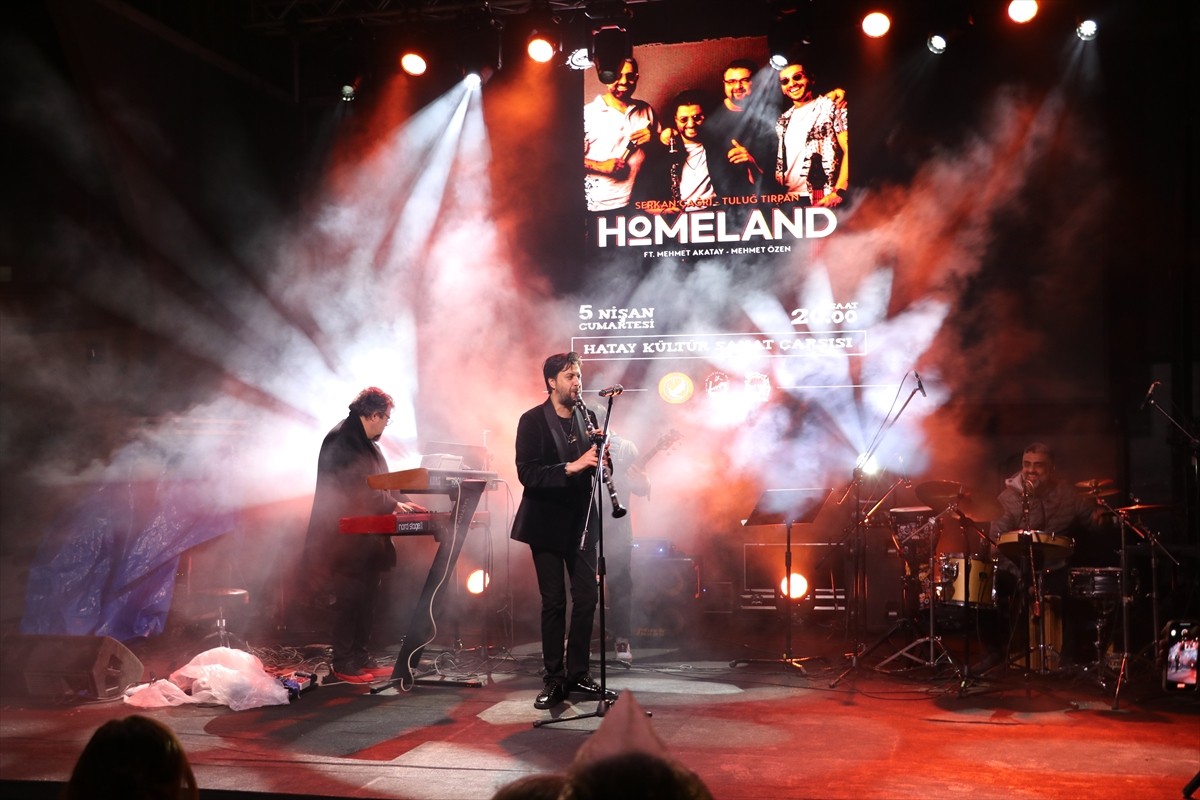  Hatay'ın Defne ilçesinde klarnet sanatçısı Serkan Çağrı ve ekibinden oluşan "Homeland" grubu...