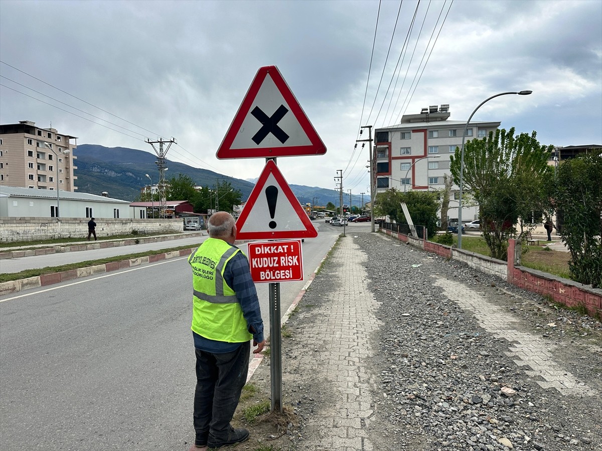 Hatay'ın Dörtyol ilçesindeki Özerli Mahallesi kuduz riski nedeniyle karantina altına alındı....