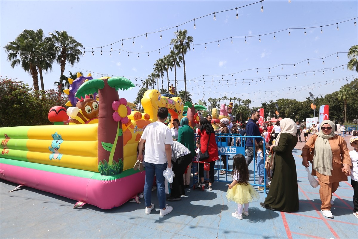 Hatay'ın İskenderun ilçesinde, 23 Nisan Ulusal Egemenlik ve Çocuk Bayramı dolayısıyla Çevre...