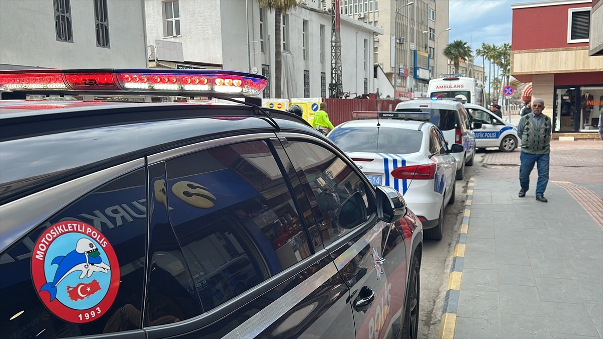 Hatay'ın İskenderun ilçesinde berber dükkanına ateş açılması sonucu 2 kişi yaralandı. Olay yerine...
