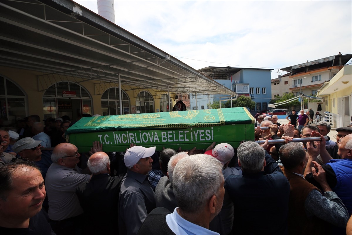 Hayatını kaybeden Göztepe'nin eski futbolcularından İbrahim Ertin'in (74) cenazesi, Aydın'ın...