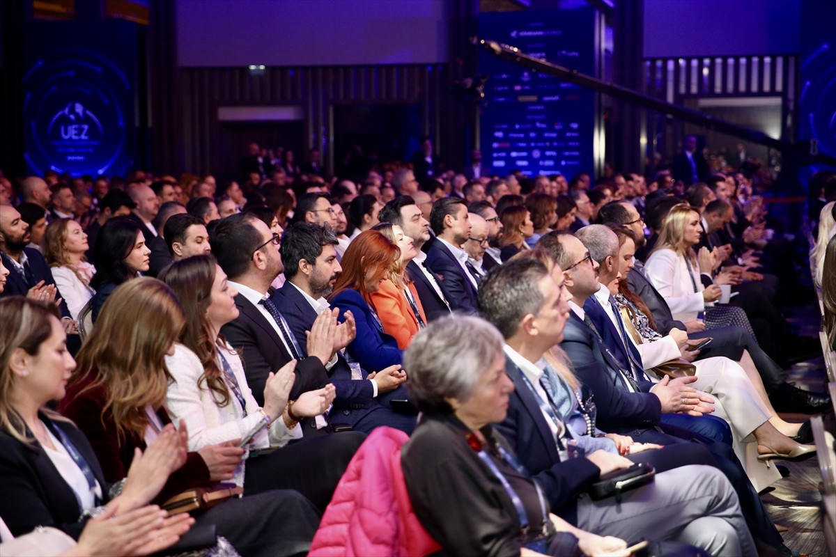 Hazine ve Maliye Bakanı Mehmet Şimşek, Sakarya'nın Sapanca ilçesinde düzenlenen Uluslararası...