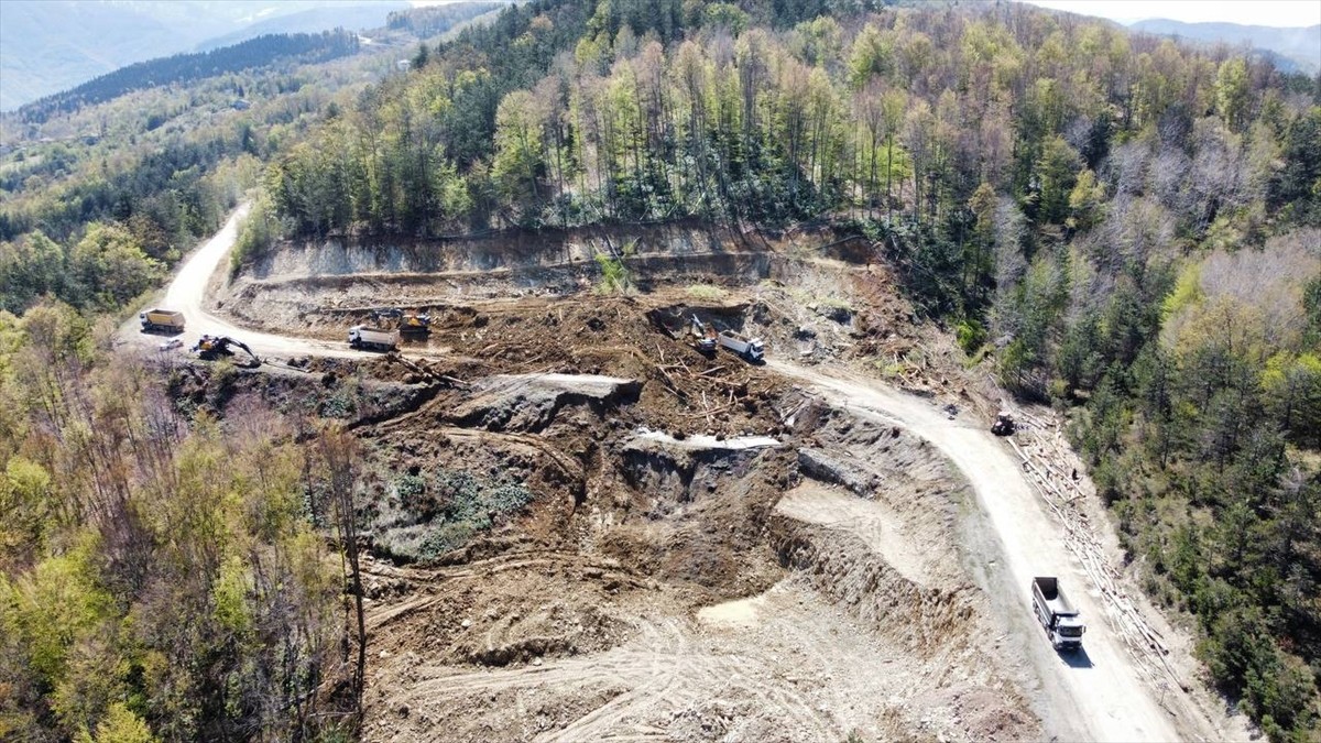 Heyelan nedeniyle kapanan Kastamonu-Çatalzeytin kara yolunda çalışmalar devam ediyor.