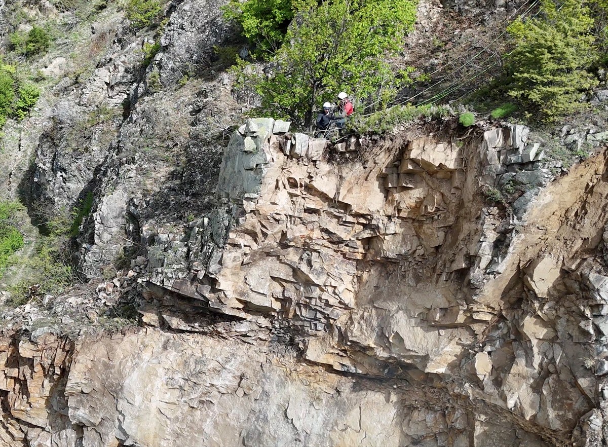 Heyelan nedeniyle ulaşıma kapanan Gümüşhane-Giresun kara yolunun açılması amacıyla başlatılan...