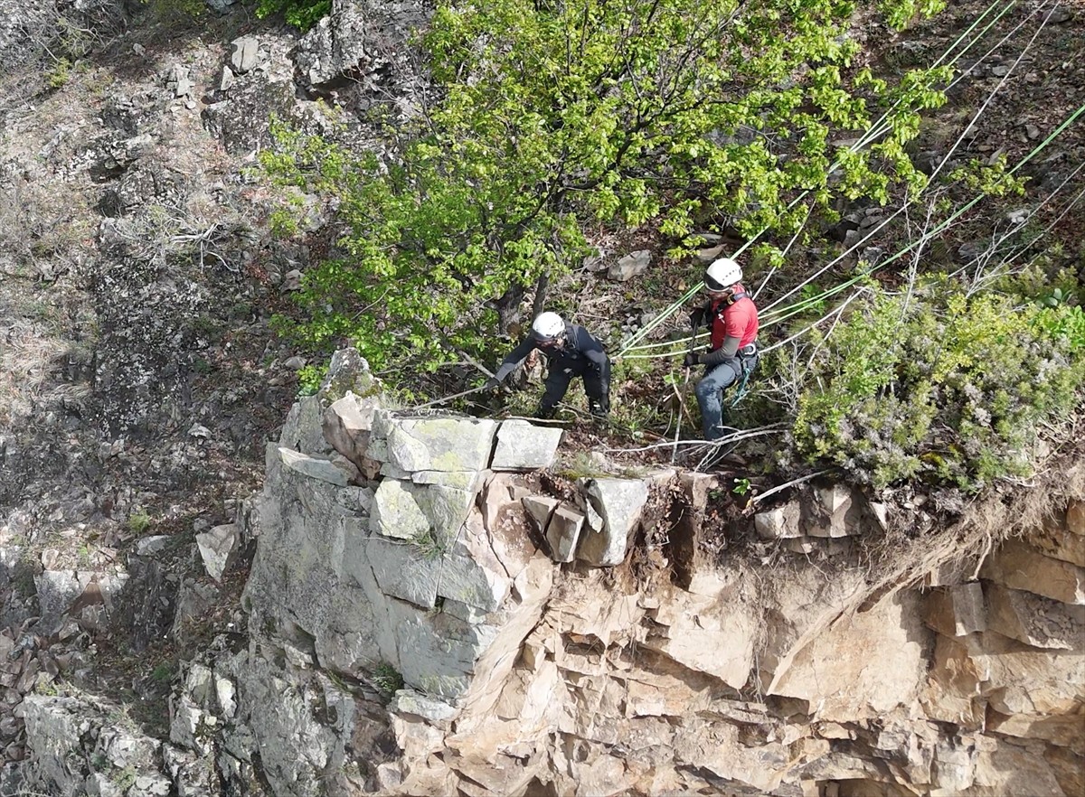 Heyelan nedeniyle ulaşıma kapanan Gümüşhane-Giresun kara yolunun açılması amacıyla başlatılan...