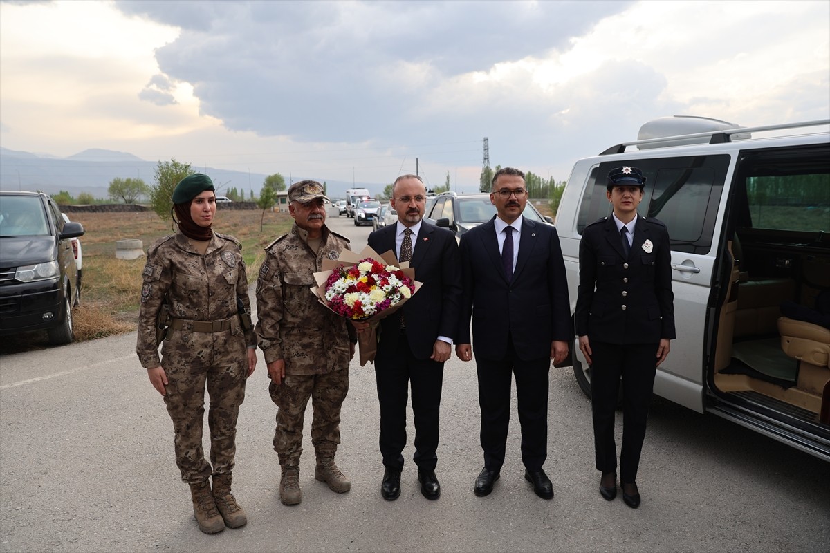 İçişleri Bakan Yardımcısı Bülent Turan (sağ2) Iğdır ziyareti kapsamında Iğdır Özel Harekat...