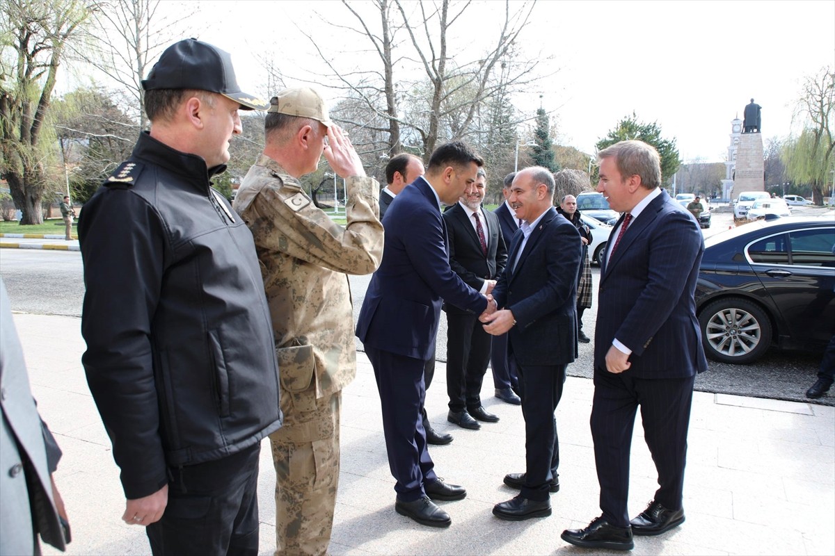İçişleri Bakan Yardımcısı Mehmet Aktaş, Erzincan'da bazı ziyaretler yaptı.