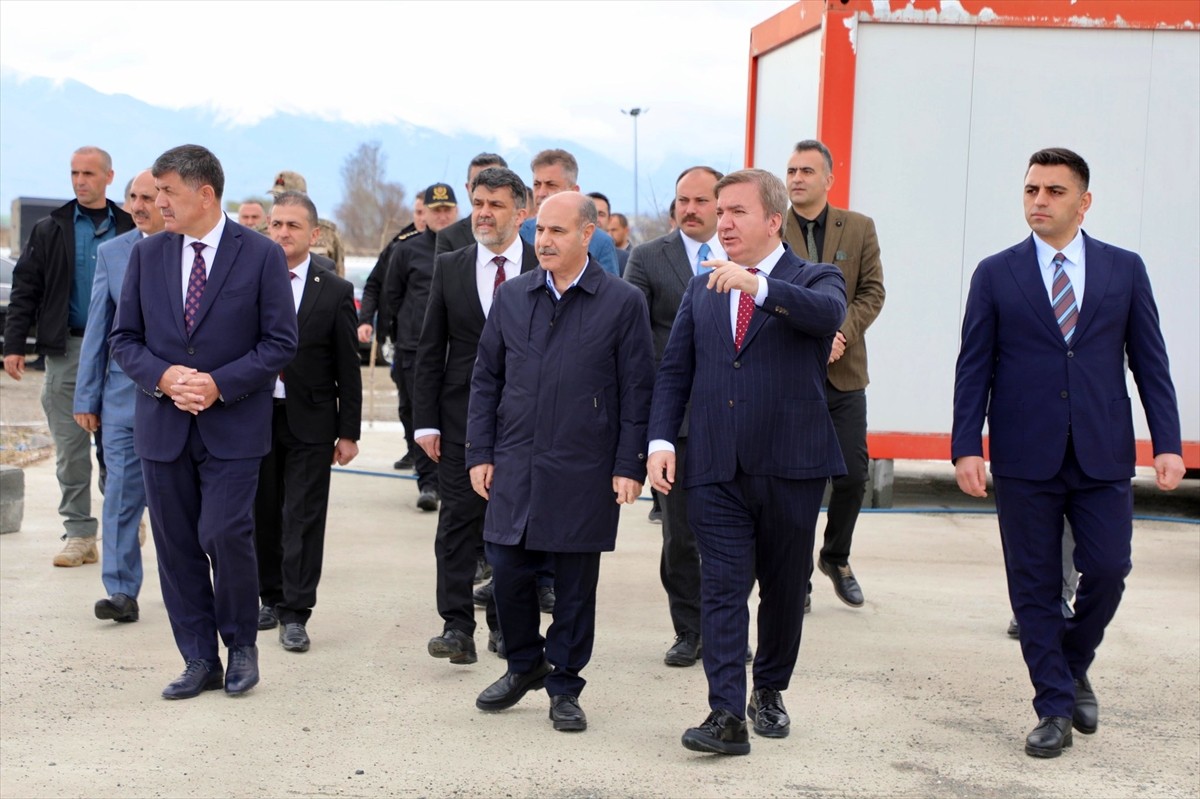 İçişleri Bakan Yardımcısı Mehmet Aktaş, Erzincan'da sahipsiz hayvanlar için yapılan yaşam alanını...