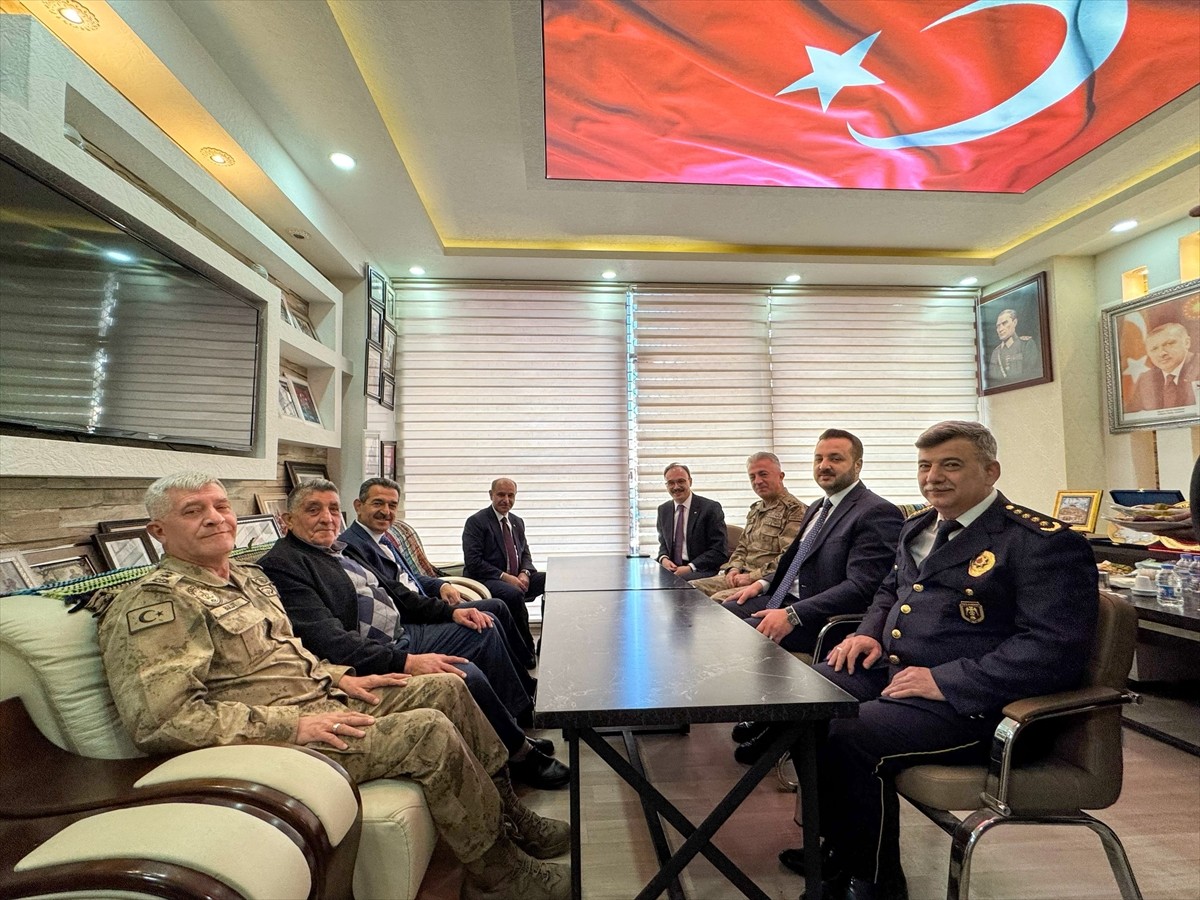 İçişleri Bakan Yardımcısı Mehmet Aktaş, Siirt'te ziyaretlerde bulundu. Aktaş (sağ 5), Pençe...