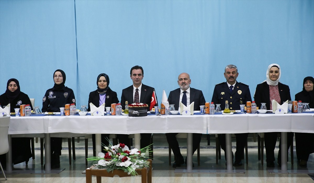 İçişleri Bakan Yardımcısı Mehmet Sağlam (sağ 4), Bitlis İl Emniyet Müdürlüğünce, Türk Polis...