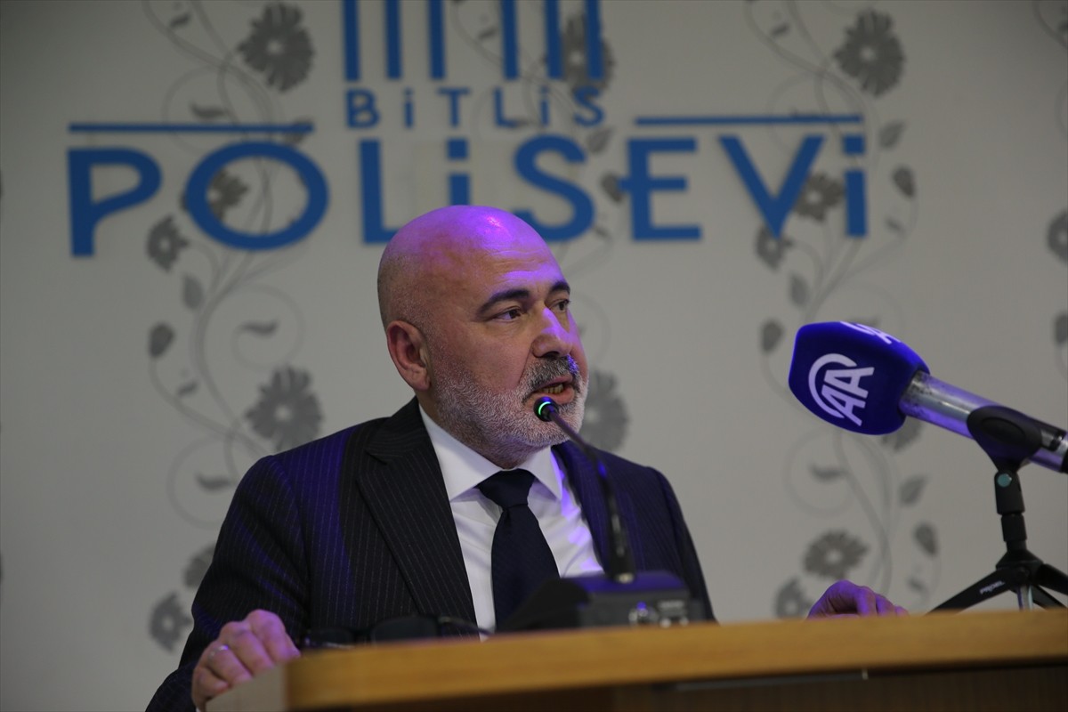 İçişleri Bakan Yardımcısı Mehmet Sağlam (sağ 4), Bitlis İl Emniyet Müdürlüğünce, Türk Polis...