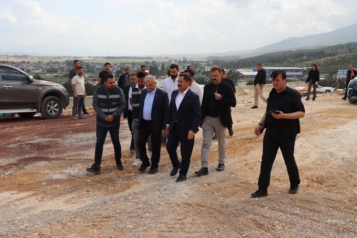 İçişleri Bakan Yardımcısı Münir Karaloğlu, 6 Şubat 2023'teki depremlerden etkilenen Hatay'da...