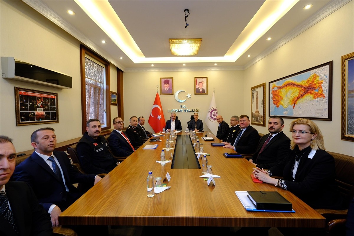 İçişleri Bakan Yardımcısı Münir Karaloğlu (ortada), Burdur Valiliği'ni ziyaret etti. Ziyarette...