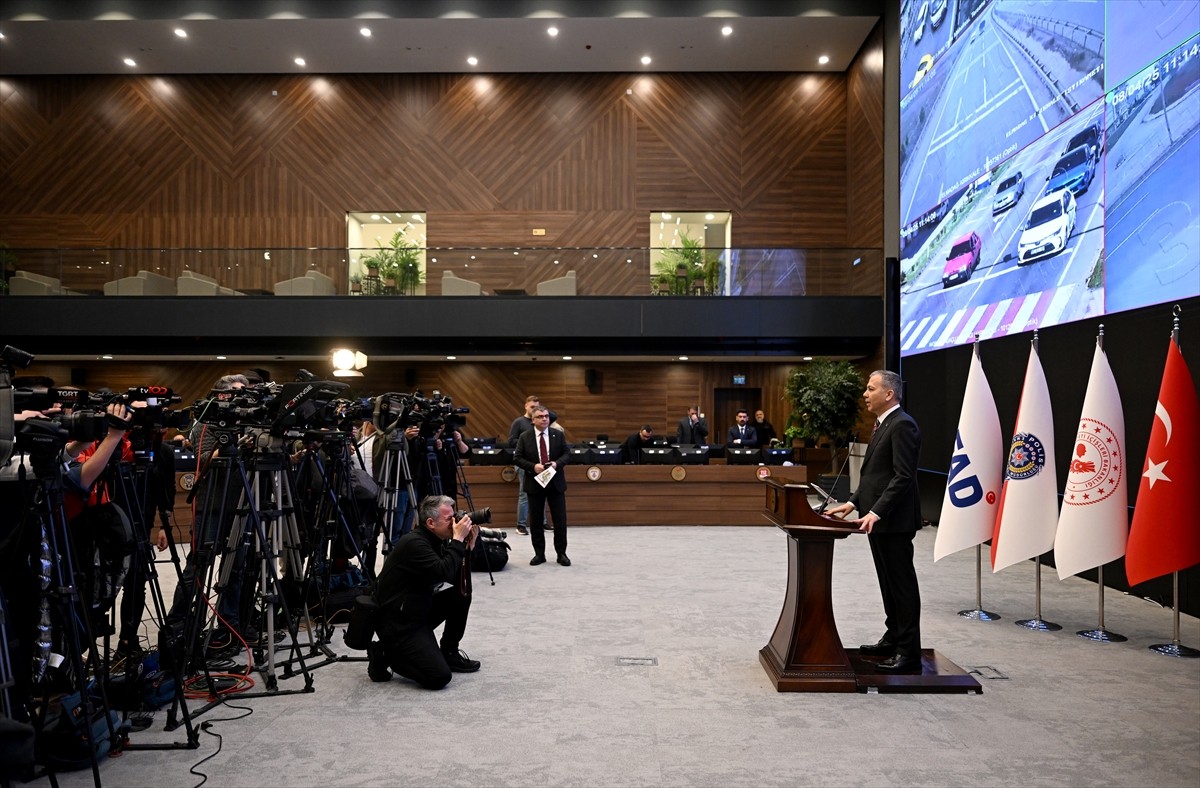 İçişleri Bakanı Ali Yerlikaya, bakanlıktaki Güvenlik ve Acil Durumlar Koordinasyon Merkezinde...