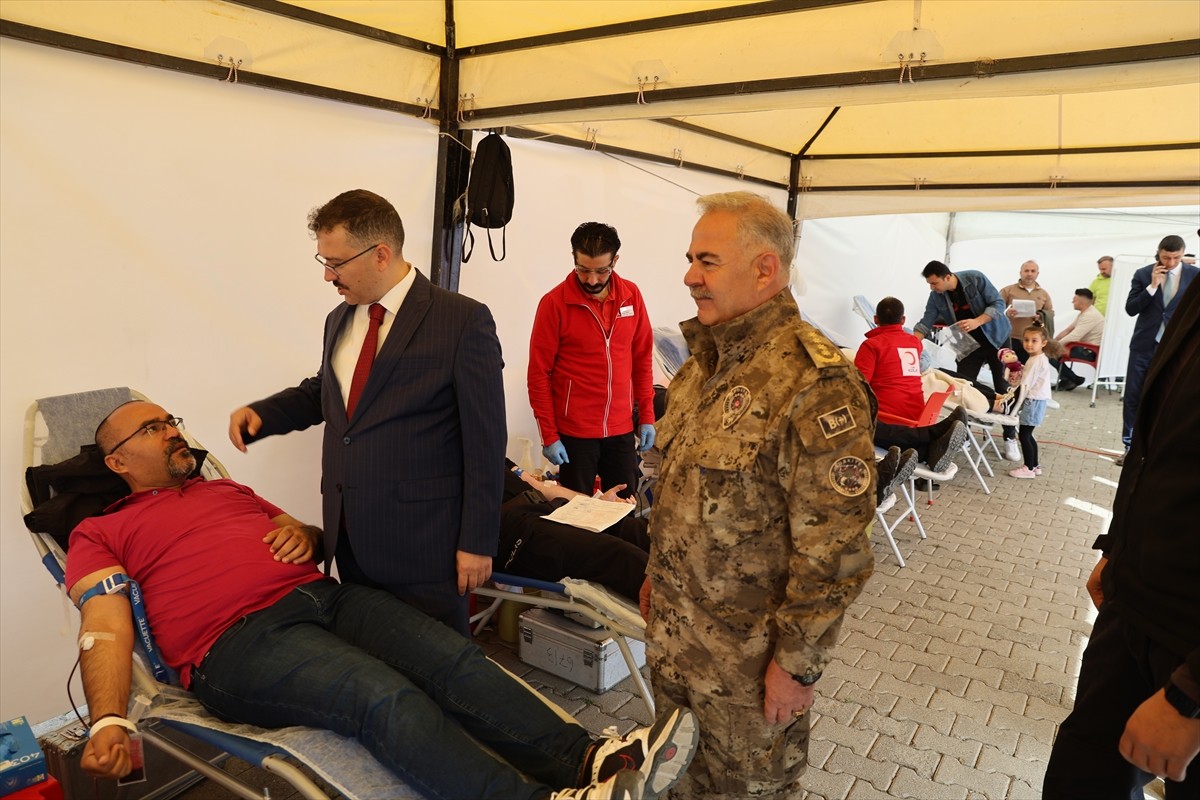 Iğdır Valiliği öncülüğünde "Kanımızla canımızla milletimizin emrindeyiz" sloganıyla başlatılan kan...