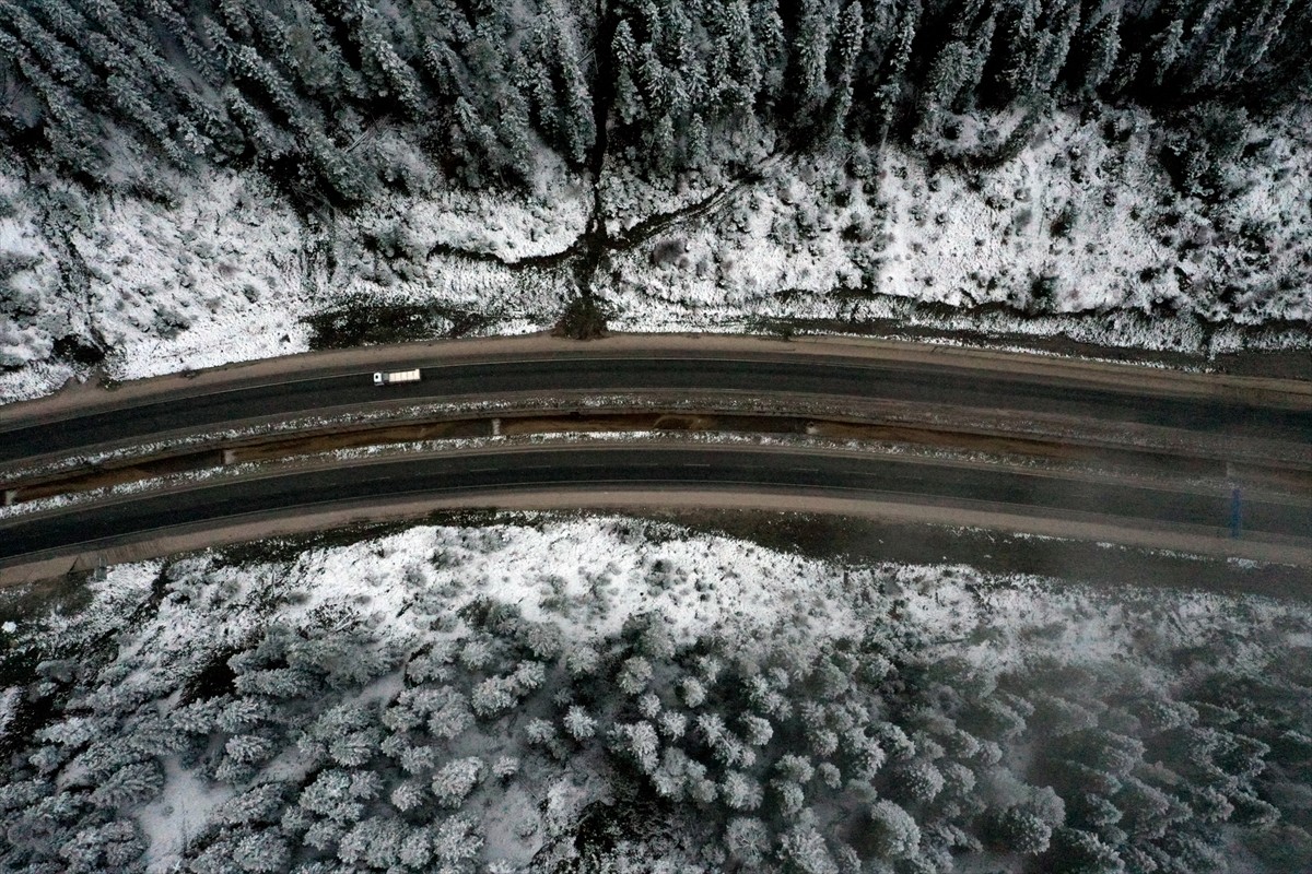 Ilgaz Dağı'nın tüneller bölgesi ve yüksek kesimlerinde ormanlar, kar yağışının ardından beyaz...