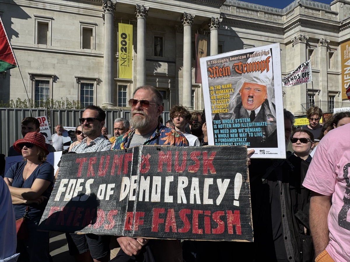 İngiltere'nin başkenti Londra'da bir araya gelen yüzlerce kişi ABD Başkanı Donald Trump'ın...