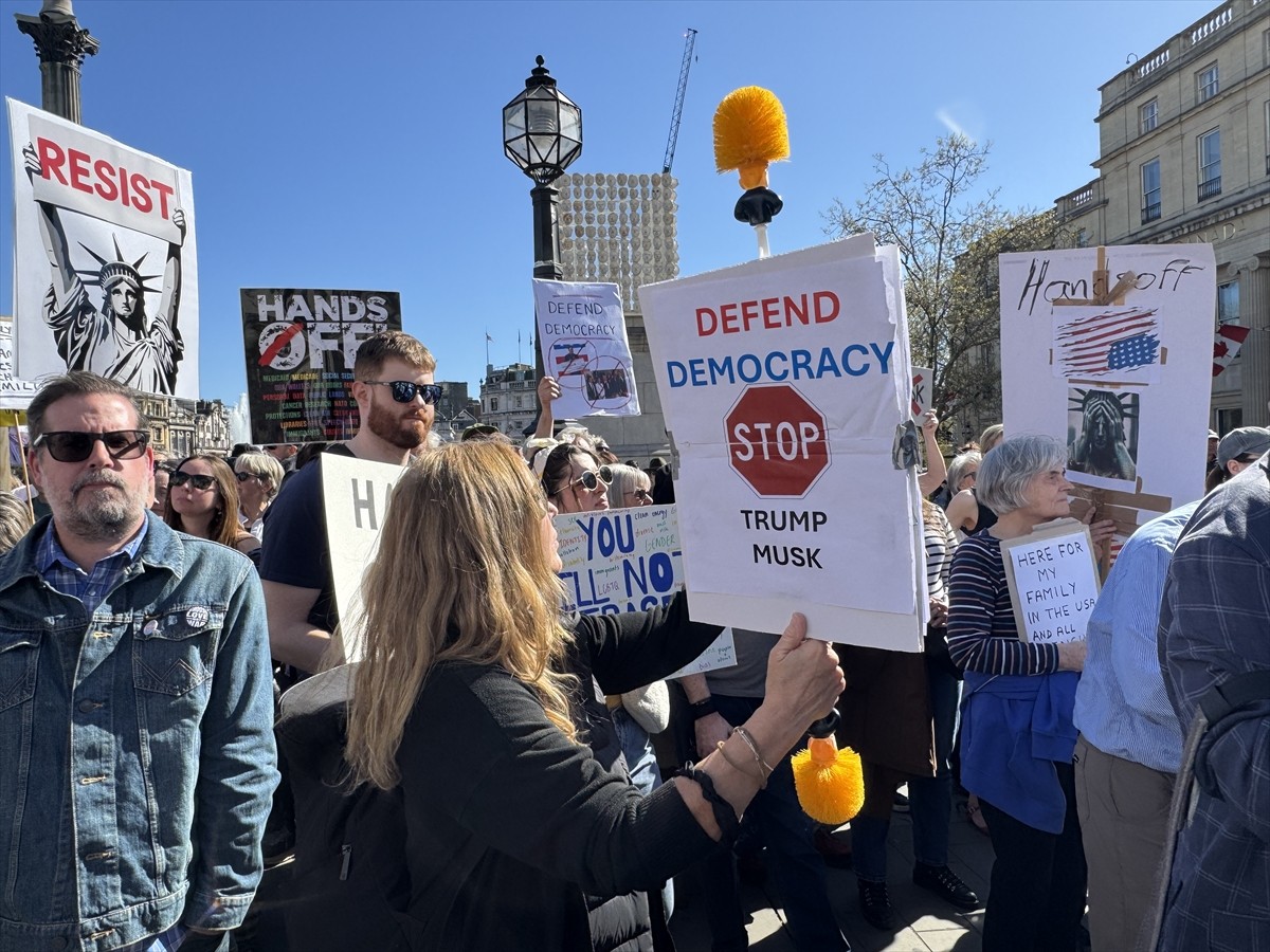 İngiltere'nin başkenti Londra'da bir araya gelen yüzlerce kişi ABD Başkanı Donald Trump'ın...