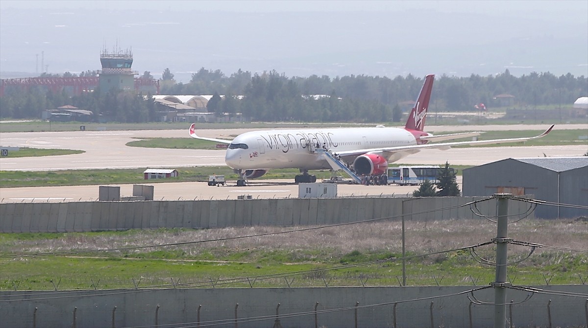  İngiltere'nin başkenti Londra'dan Hindistan'a giderken bir yolcunun rahatsızlanması üzerine...