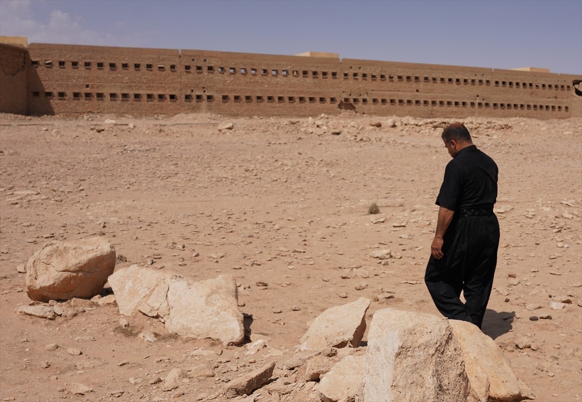 Irak'ta devrik lider Saddam Hüseyin'in talimatıyla başlatılan Enfal Katliamı'nda ailelerini...