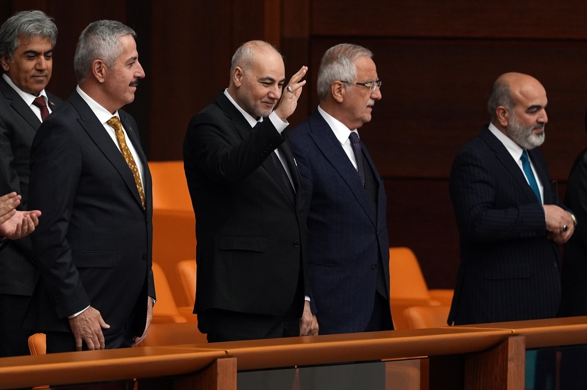 Irak-Türkiye Parlamentolar arası Dostluk Grubu Başkanı Cabbar Abbas Casim Al Kınanı (sol 2) ve...