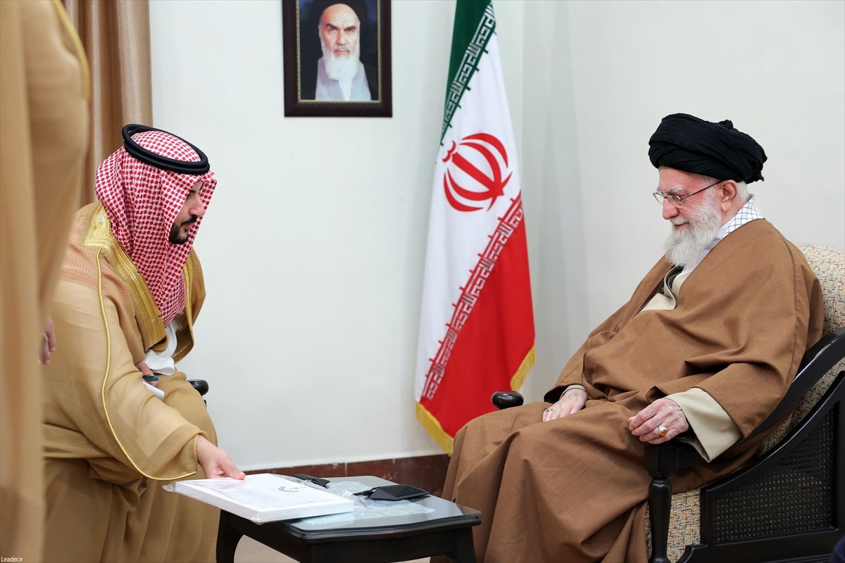 İran'ın başkenti Tahran'ı ziyaret eden Suudi Arabistan Savunma Bakanı Halid Bin Selman (solda)...