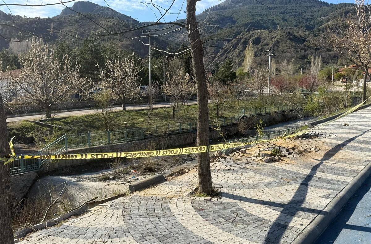 Isparta'da kullandığı otomobil devrilerek kanala düşen komiser Nazım Akkoyun yaşamını...